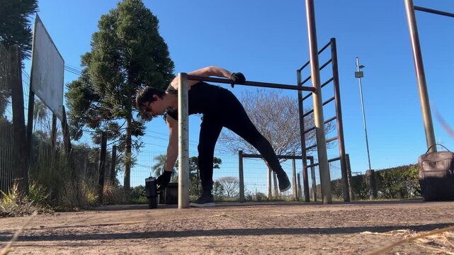 homem faz atividade f&iacute;sica ao ar livre