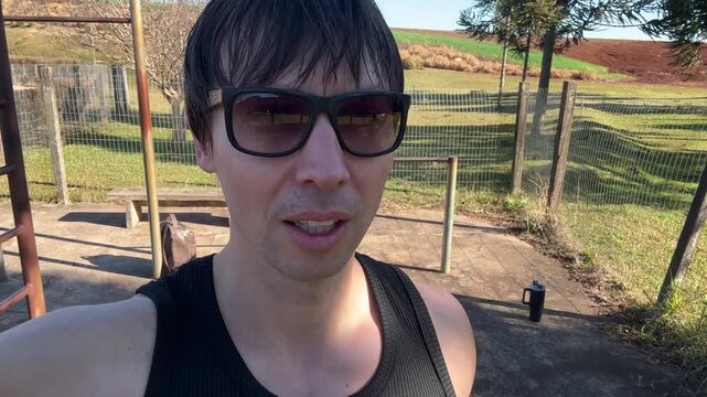 homem influenciador para com audiencia ao ar livre 