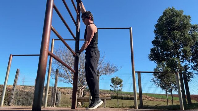 homem faz atividade f&iacute;sica ao ar livre