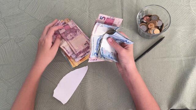 adolescente contando dinheiro fazendo financias 