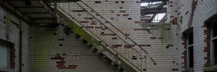 Escalier d'un hôpital abandonné