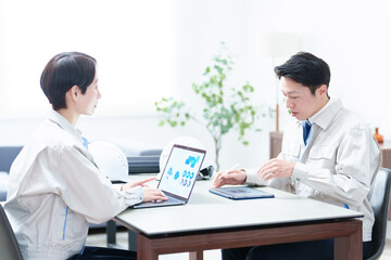 事務所で打ち合わせをするエンジニア