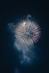 夏の夜空に咲く花火 – 日本の花火大会