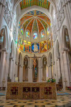Hermosa fotograf&iacute;a tomada en el interior de la Almudena en Madrid, Espa&ntilde;a.