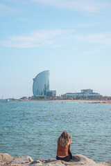 Hermosa fotografía tomada en la Barceloneta, España en un día soleado.
