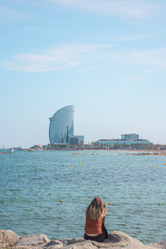 Hermosa fotograf&iacute;a tomada en la Barceloneta, Espa&ntilde;a en un d&iacute;a soleado.
