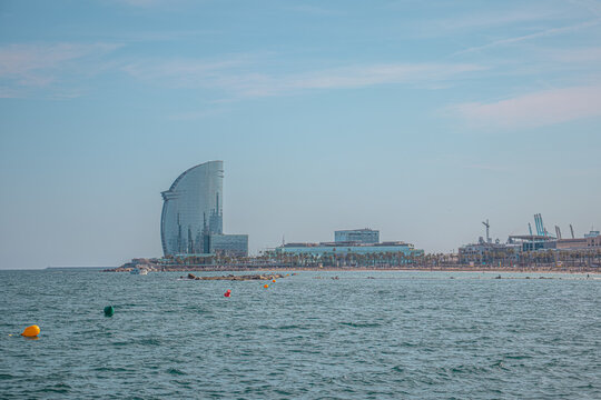 Hermosa fotograf&iacute;a tomada en la Barceloneta, Espa&ntilde;a en un d&iacute;a soleado.