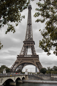 Hermosa fotograf&iacute;a de la Torre Eiffel en Par&iacute;s, Francia.