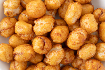 あられ（醤油味）のクローズアップ