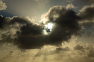 夏の奄美大島の空。積乱雲。夏雲。光。