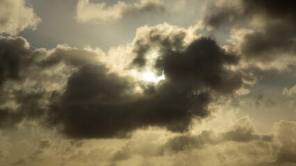 Obraz premium 夏の奄美大島の空。積乱雲。夏雲。光。