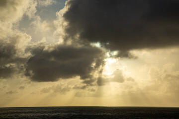 夏の奄美大島の空。積乱雲。夏雲。光。