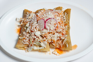 Plato lleno de tacos dorados mexicanos