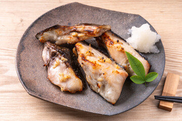 鰤あらの塩麹焼き