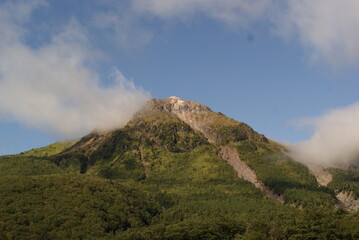 青空に浮かぶ山岳と湖の絶景