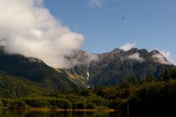 雲海に抱かれる山岳と鏡の湖面
