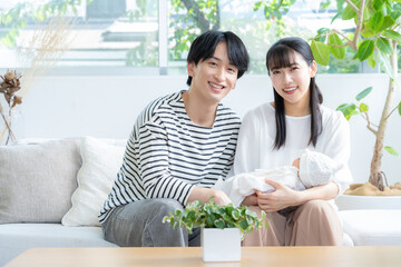 リビングで育児をする若い家族
