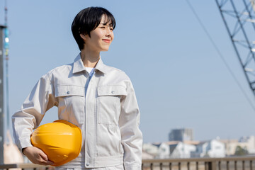  建設現場の作業服の女性