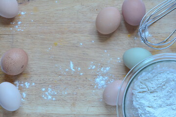 flour and eggsTabla de madera, huevos, harina ,batidor, preparar, preparación, alimento, masa, bol,