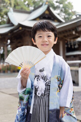 七五三　扇子を使う男の子
