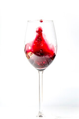 Copa de vino tinto en movimiento con fondo blanco