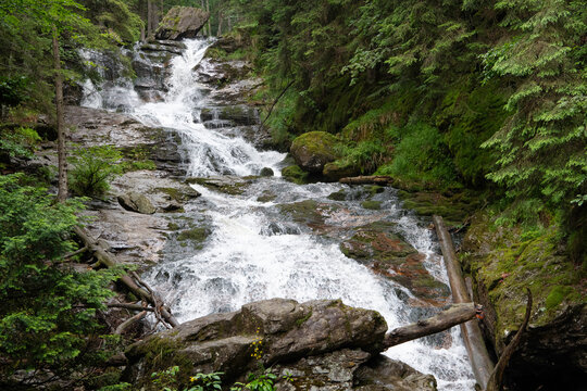 Die  sch&ouml;nen Ri&szlig;lochwasserf&auml;lle sind ein beliebtes  Wanderziel im Gebiet von Bodenmais 