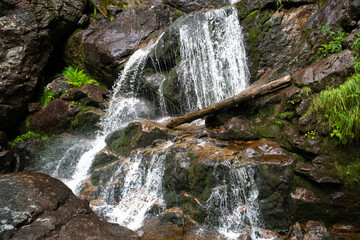  Das wertvolle Nass - kleiner Wasserfall in den Alpen
