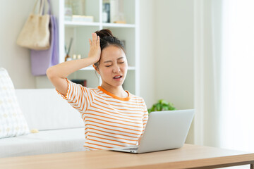 パソコンで悩む若い女性