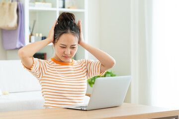 パソコンで悩む若い女性