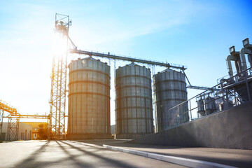 Modern granaries for storing cereal grains outdoors