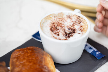 Petit déjeuner français pain au chocolat, croissant avec capuccino