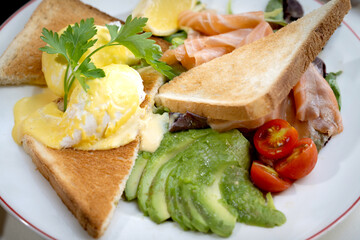 Repas d'été œuf mollet bénédict, toast grillé avocat et saumon fumé