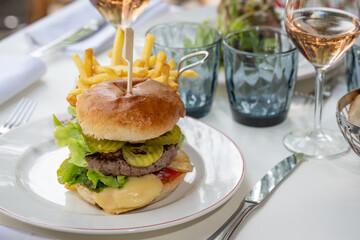 Hamburger artisanal avec frites française