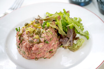 Tartars de bœuf capre et salade verte