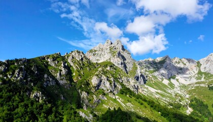 Obraz premium Mountain peaks under a vibrant blue sky