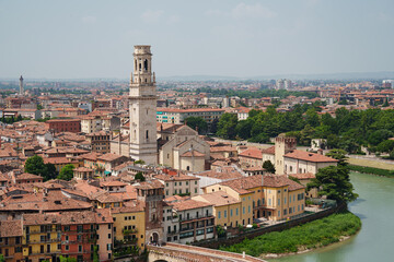 Obraz premium A panoramic view of the historic center of Verona, Italy, from above. The Adige River is in the frame.