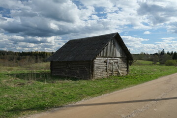 Obraz premium old wooden barn in the countryside