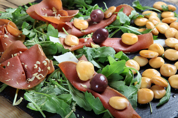 tagliere salumi vegani arancini insalata cioccolata crocchè ripieno insalata ananas ripieni...