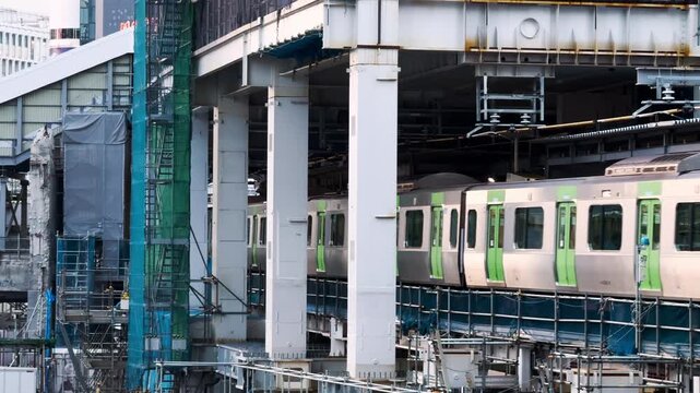 工事中の渋谷駅周辺の風景と到着する山手線