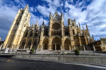 Exterior view of the south side and apse of Catedral de Leon