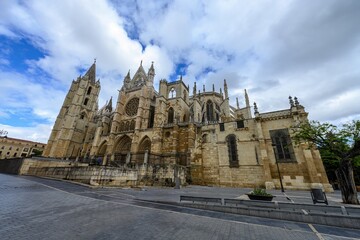 Exterior view of the south side and apse of Catedral de Leon