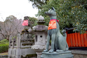 Fuchs, Statue, Fuchstatuen (Boten der Gottheit Inari), Fushimi Inari-Taisha Schrein, rote Lätzchen...