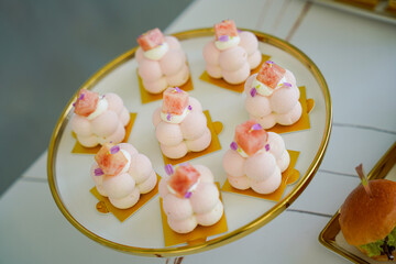 The buffet in the restaurant, desserts, sausages, seafood, etc. are healthy and delicious