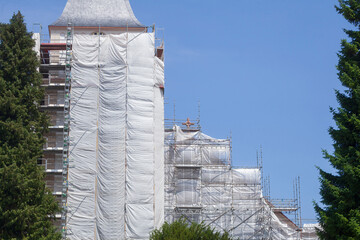 Eingerüstete Kirche, Baustelle, Baugerüst, Sanierung, Renovierung,