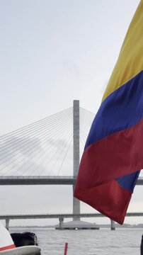 Bandera de Colombia con los dos puentes Pumarejo en Barranquilla, pasando en el Rio Magdalena