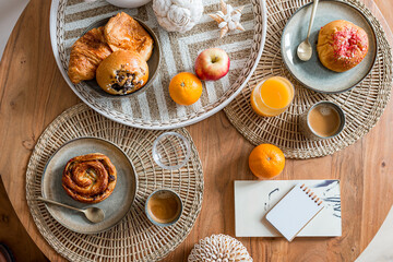 petit déjeuner délicieux vu de dessus composé de café jus d'orange fruits frais oranges pomme...