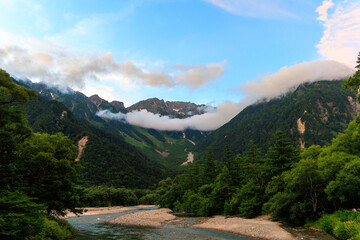 穂高連峰を望む梓川と雲が流れる美しい夏の上高地風景
