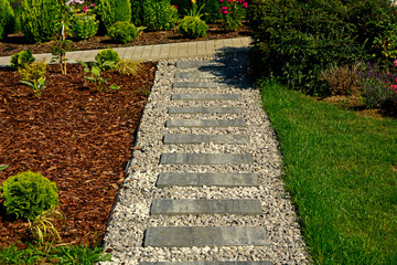 ogrodowa ściezka z kamiennych płyt i żwiru, ścieżka ogrodowa z prostokątnych płyt i żawiru, perspektywa, garden path made of rectangular stone slabs and decorative gravel, path design, perspective © kateej