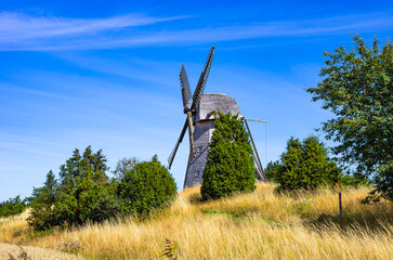 Historische Windmühle in epischer Landschaft, Västergötland, Schweden