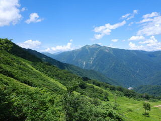 夏の山 青空と雲